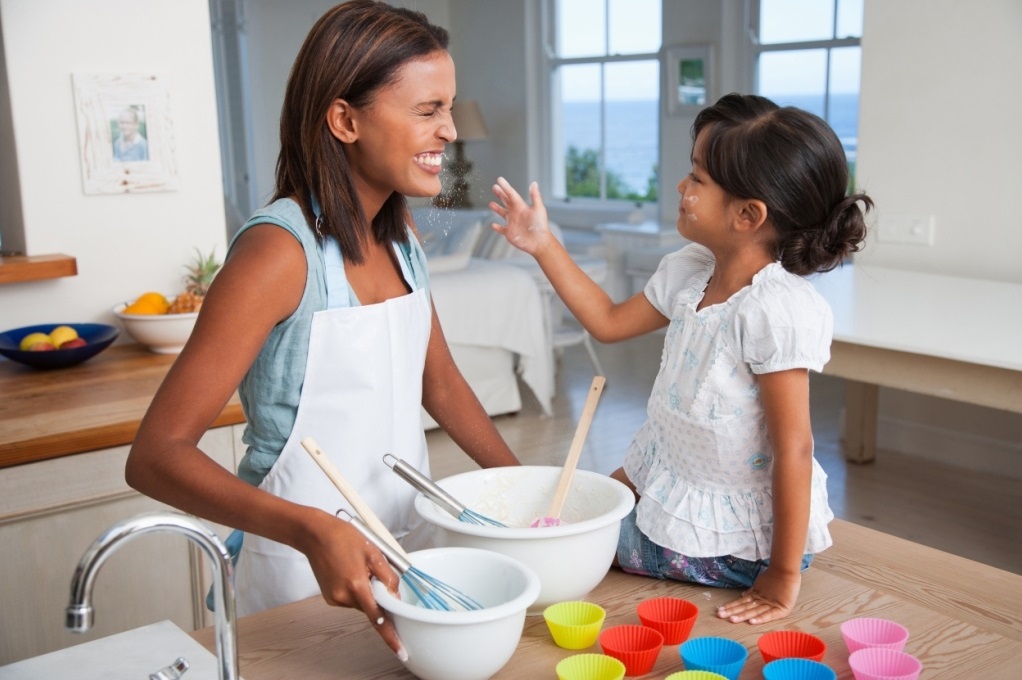 Making mom. Мама учит дочку печенью кекса. Mother daughter Baking Kitchen. Picture of girl and mother Bake Cake.