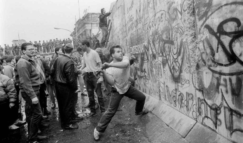 10KeyThings Fall of Berlin wall